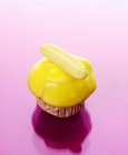 Muffin con glaseado amarillo - foto de stock
