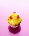 Muffin avec glaçage jaune — Photo de stock