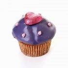 Muffin with purple icing — Stock Photo