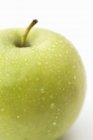 Зеленое яблоко с каплей воды — стоковое фото