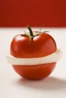 Pomodoro con fetta di mozzarella — Foto stock