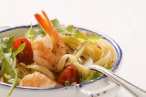 Linguine Pasta mit Tomaten und Garnelen — Stockfoto