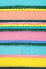 Vista de primer plano de esponjas coloridas apiladas - foto de stock