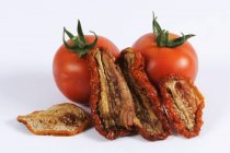 Tomates fraîches et séchées — Photo de stock