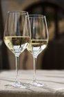 Дві склянки білого вина — стокове фото