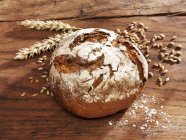Krustiges Brot auf Holzgrund — Stockfoto
