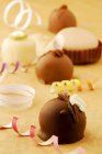 Chocolates sortidos na mesa — Fotografia de Stock