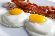 Huevos fritos en plato - foto de stock