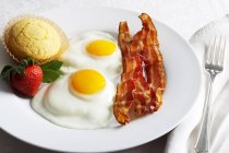 Завтрак из жареных яиц — стоковое фото