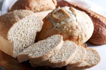 Нарезанный домашний хлеб — стоковое фото