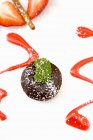 Budino al cioccolato con salsa di fragole — Foto stock