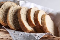 Pão caseiro fatiado — Fotografia de Stock