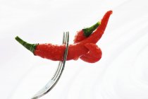 Chiles rojos con gotas de agua - foto de stock