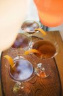 Коктейли из виски в стебельных очках — стоковое фото