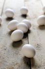 Ovos brancos na superfície — Fotografia de Stock