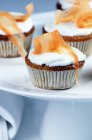 Karotten-Cupcakes mit Frischkäse belegt — Stockfoto