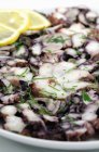 Карпаччо кальмара с травами — стоковое фото