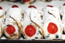 Vista close-up de Cannoli siciliano com queijo cremoso ricota e açúcar de confeiteiro — Fotografia de Stock