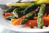 Asparagus with carrots on plate — Stock Photo