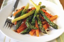 Spargel mit Karotten auf Teller — Stockfoto
