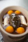 Горящий морской огурец в коричневой чаше — стоковое фото