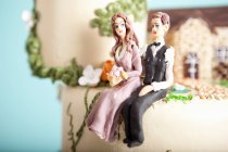Nahaufnahme der Hochzeitstorte mit Brautpaaren — Stockfoto