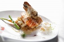 Vue rapprochée des crevettes Brandy aux herbes et sauce sur assiette blanche — Photo de stock