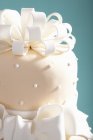 Украшенный элегантный свадебный торт — стоковое фото