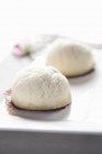 Pasteles pequeños con azúcar en polvo - foto de stock