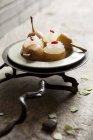 Champignon blanc de poire sur un petit support sur la table — Photo de stock