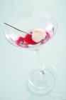 Vue rapprochée du cocktail de fruits en verre — Photo de stock