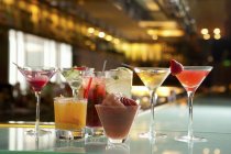Divers cocktails sur un stand de bar — Photo de stock