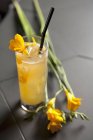Vista de perto do cocktail gelado Lanjito com flores amarelas — Fotografia de Stock