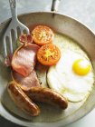 Desayuno inglés con huevo frito - foto de stock