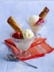 Vanilla ice cream with strawberries — Stock Photo