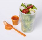 Salat im To-Go-Container — Stockfoto