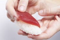 Putting tuna on rice — Stock Photo