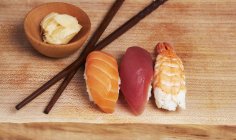 Sushi nigiri con salmón, atún y camarones - foto de stock