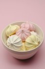 Bolachas de merengue de cor pastel — Fotografia de Stock