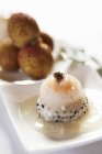 Vue rapprochée des crevettes litchi au caviar — Photo de stock