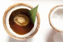 Close-up vista superior da sopa de frango no coco com abalone — Fotografia de Stock