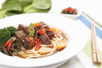 Fried beef chops with egg noodles — Stock Photo