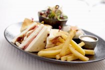 Французская картошка фри и бутерброд с ветчиной — стоковое фото