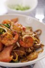 Closeup view of shrimps with fried noodles in bowl — Stock Photo