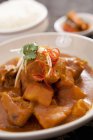 Poulet au curry dans une assiette — Photo de stock