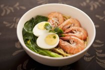 Shrimp noodles in white bowl over cloth — Stock Photo