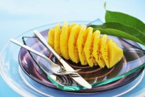 Нарізаний свіжий ананас — стокове фото