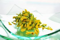 Крупный план тайских цветов Sesbania на стеклянных тарелках — стоковое фото