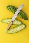 Melon amer avec des tranches — Photo de stock
