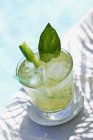 Склянка льодового чаю з огірком — стокове фото